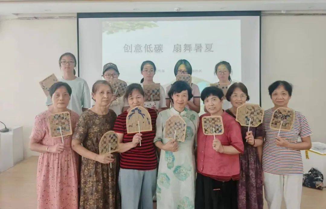 时代文明实践中心上才艺了！新葡京白T恤上作画！诸暨新(图3)