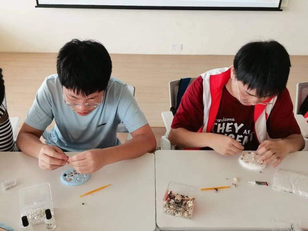 时代文明实践中心上才艺了！新葡京白T恤上作画！诸暨新(图4)