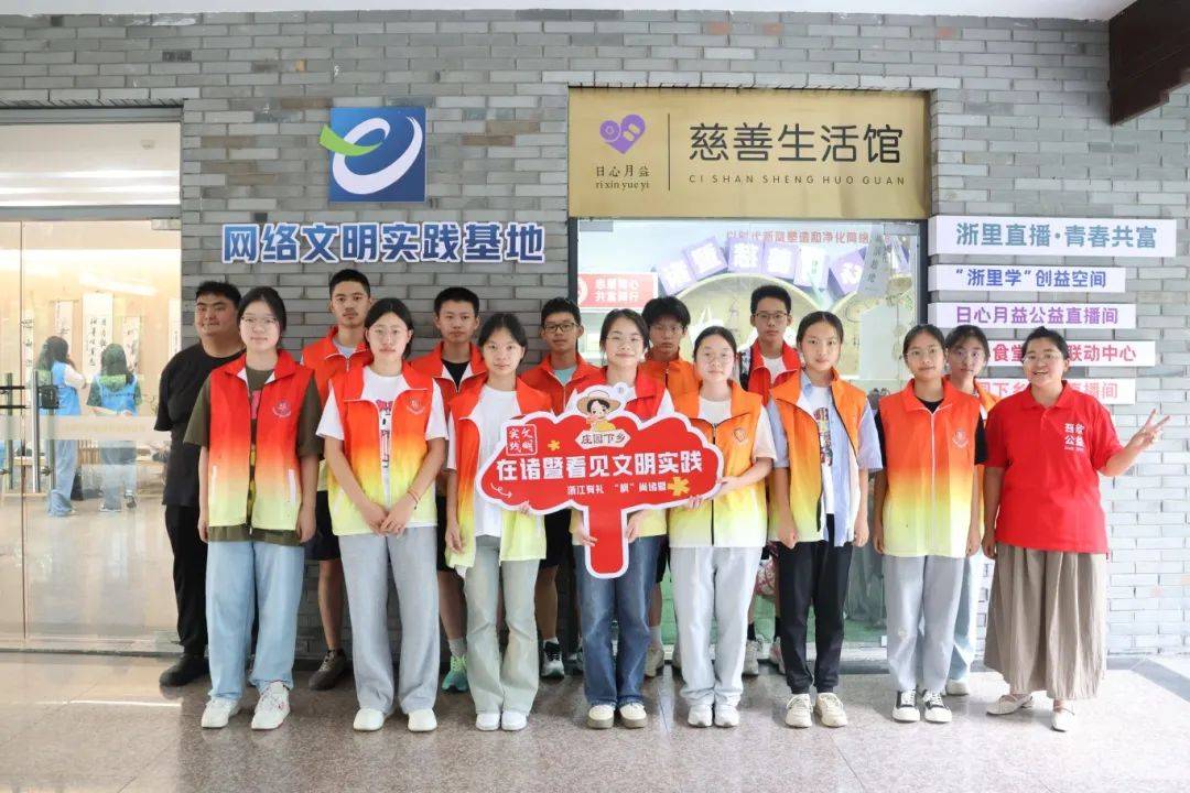 时代文明实践中心上才艺了！新葡京白T恤上作画！诸暨新(图5)