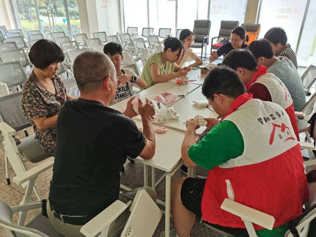 时代文明实践中心上才艺了！新葡京白T恤上作画！诸暨新(图6)