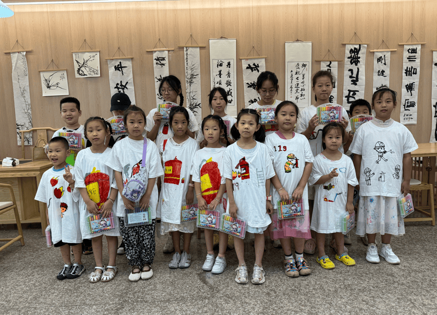 时代文明实践中心上才艺了！新葡京白T恤上作画！诸暨新(图8)