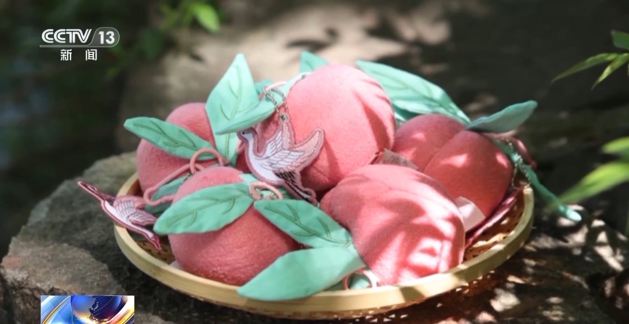 化创意遇上盛夏 会碰撞出怎样的火花？新葡京娱乐折扇、雪糕、冰箱贴……当文(图16)